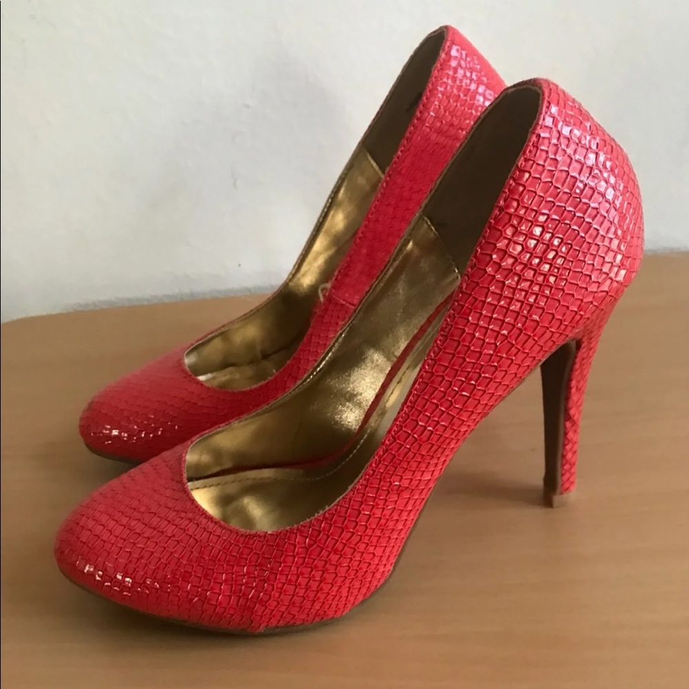 Sold ! Steve Madden Textured Coral Pumps